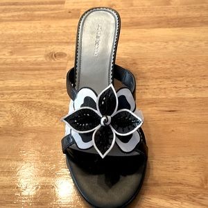 Liz Claiborne black & white flower embellished backless wedge  size 9 1/2M
